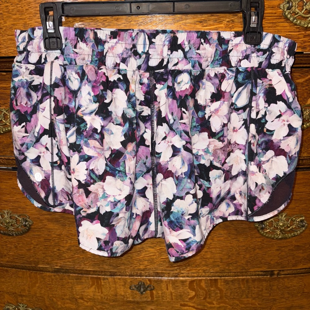 Lululemon Hotty Hot Short 2.5” Size 12 / Deep Phantom Floral - Picture 8 of 10